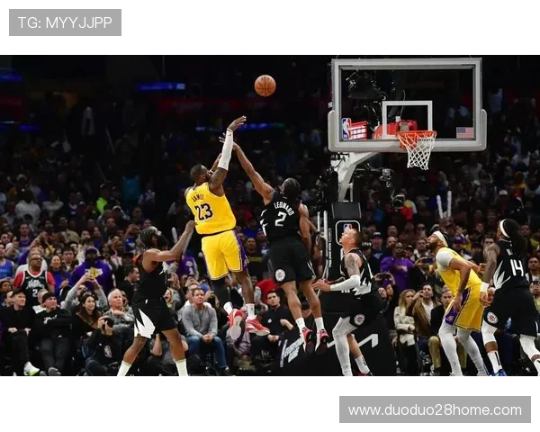 詹姆斯关键三分助湖人逆转勇士迎来连胜新高